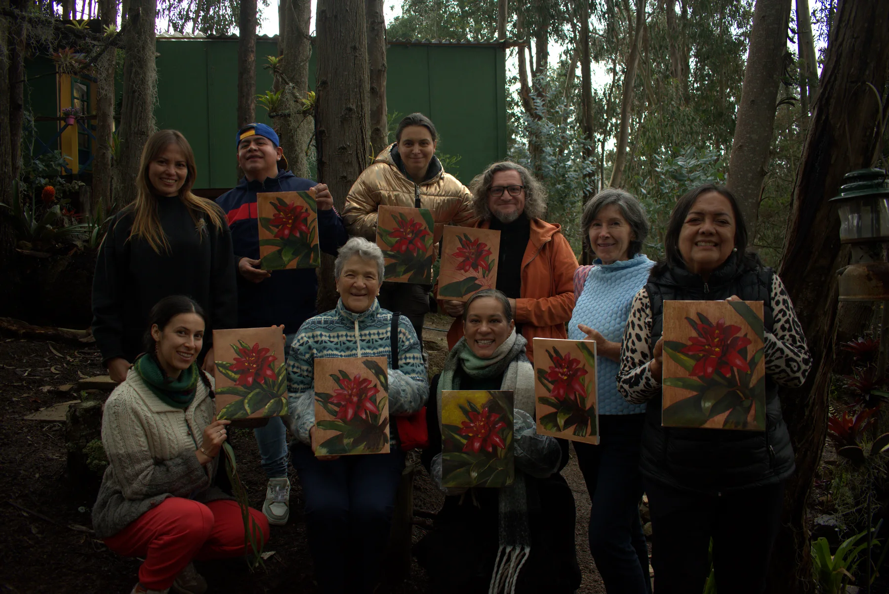 Grupo de la prueba piloto de Raíces Aéreas con sus pinturas de bromelias en el bosque.