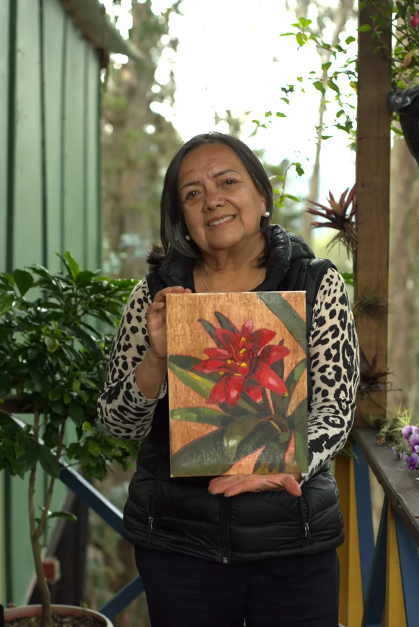 Participante con su bromelia terminada.