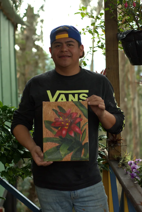 Participante con su bromelia terminada.